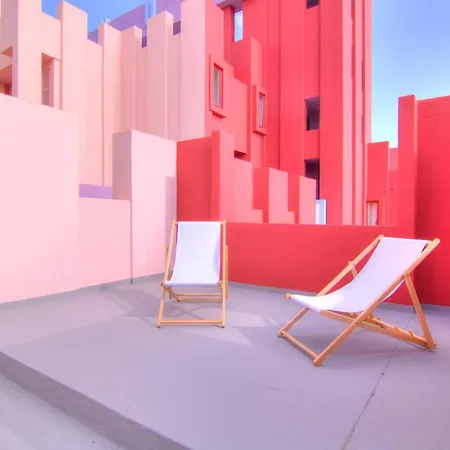 In The Red Building By Ricardo Bofill - Muralla Roja 아파트 칼페