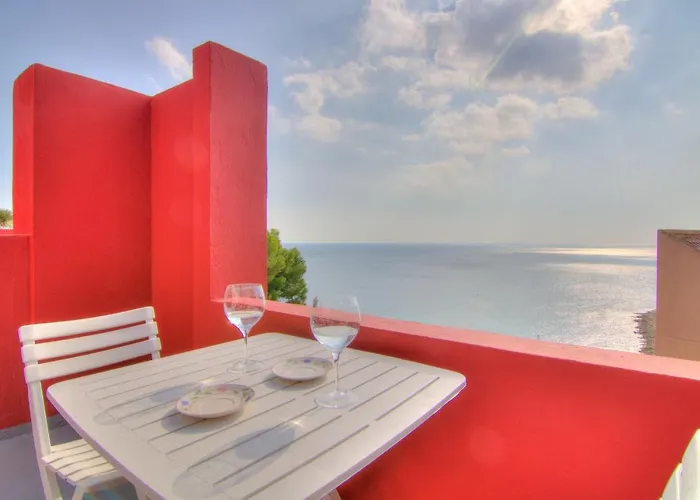 In The Red Building By Ricardo Bofill - Muralla Roja 칼페